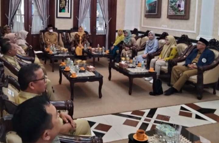 Dinsos P3AKB Bondowoso bersama perwakilan Perguruan Tinggi bertemu Bupati Salwa Arifin menjelaskan terobosan Desa Emas dalam upaya percepatan penurunan stunting di Pendapa Raden Bagus Assra Bondowoso, Selasa 5 September 2023.(Foto:Guido/Ngopibareng.id)