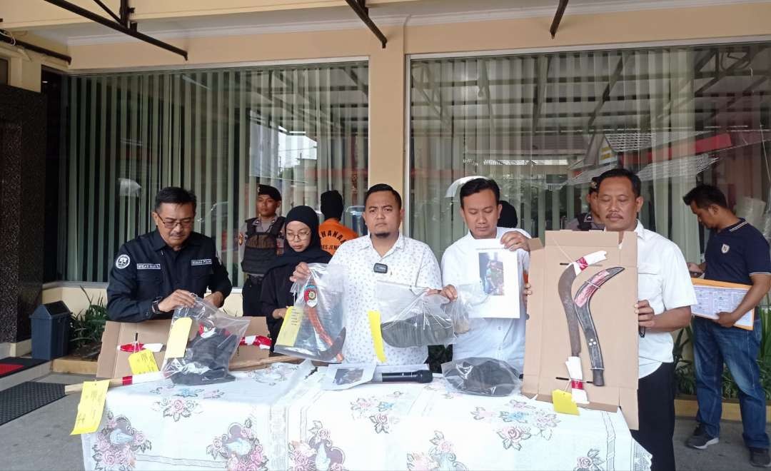 Polisi saat menunjukkan beberapa alat bukti kasus konflik tanah maut di Jember (Foto: Rusdi/Ngopibareng.id)