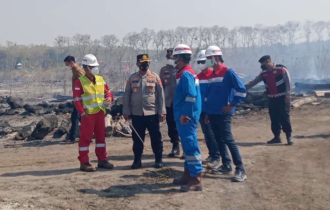 Kapolres Tuban, AKBP Suryono meninjau lokasi kebakaran lahan proyek kilang minyak Pertamina (Foto: Khoirul Huda/Ngopibareng.id)