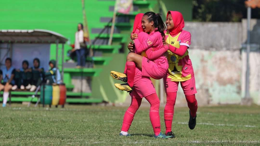 Pemain Lamongan melakukan selebrasi usai gol yang dicetak oleh Devi Malika Sari (tengah) saat melawan Surabaya di Stadion Jenggolo, Surabaya, Selasa 5 September 2023. (Foto: Fariz Yarbo/Ngopibareng.id)