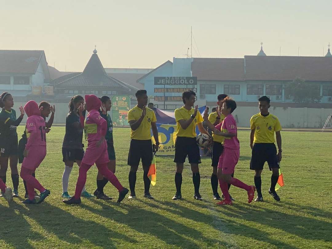 Tim sepakbola putri Lamongan menjelang lawan  tim Surabaya (Foto : Istimewa)