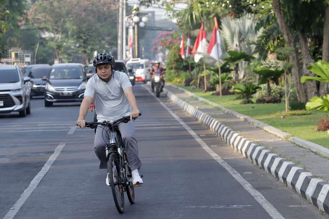 Walikota Surabaya ngonthel berangkat ke kantor dari rumah di daerah Ketintang. (Foto: Pemkot Surabaya)