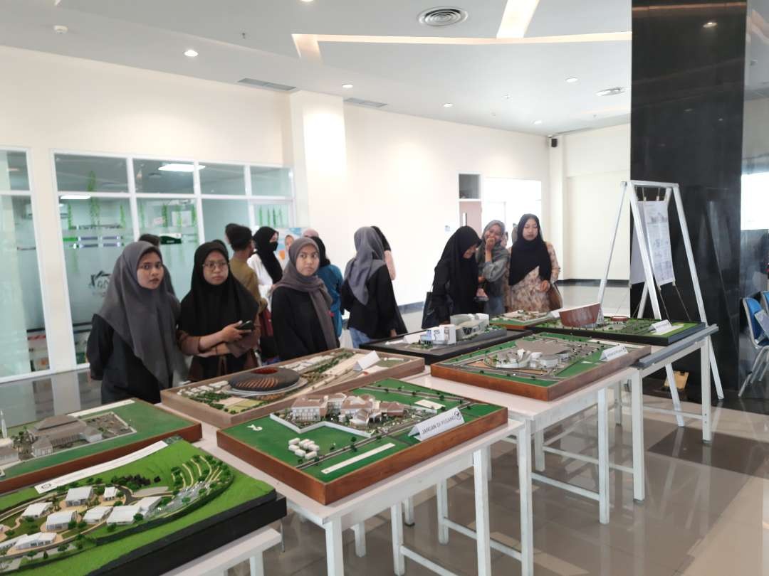 Pameran tugas akhir mahasiswa Prodi Arsitektur UINSA (Foto: Abinawa/Ngopibareng.id)