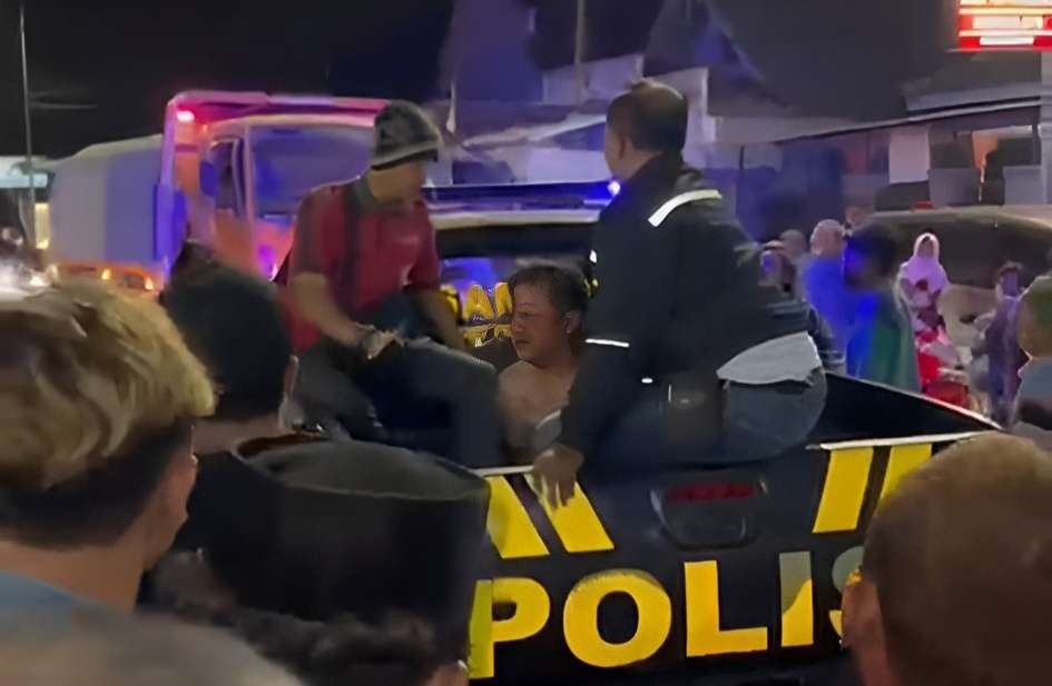 Pelaku saat diamankan polisi. (Foto: Tangkap layar video amatir)