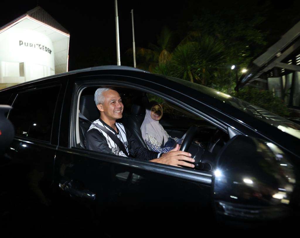 Ganjar Pranowo menyetir mobil Pajero Sport sendiri usai acara perpisahan dengan warga Jawa Tengah, Selasa 5 September 2023 pukul 23.00 WIB. (Foto: Istimewa)