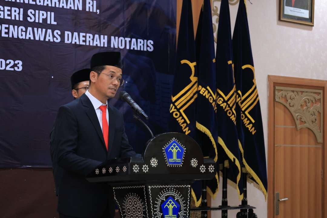 Plt Kepala Kantor Wilayah Kemenkumham Jatim, Saefur Rochim, melantik sebanyak 13 Penyidik Pegawai Negeri Sipil (PPNS). (Foto: Humas Kemenkumham Jatim)