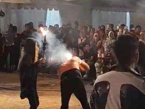 Jenggot Master Limbad kebakaran saat atraksi sembur api di Caruban, Madiun, Sabtu 4 September 2023. (Foto: Istimewa)