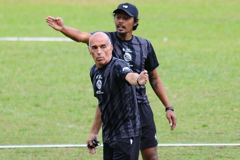 Pelatih Kepala Arema FC, Fernando Valente saat memimpin sesi latihan tim (Foto: www.ligaindonesiabaru.com)