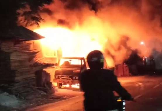 Toko bangunan dan mobil pikap di Jalan KH Hasan Genggong, Kota Probolinggo terbakar. (Foto: Ikhsan Mahmudi/Ngopibareng.id)