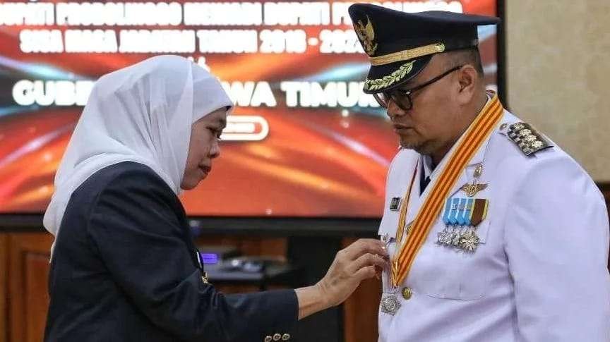 Gubernur Jawa Timur, Khofifah Indar Parawansa saat memasang lencana pada pakaian Bupati Probolinggo, HA. Timbul Prihanjoko usai pelantikan. (Foto: Humas Pemprov Jatim)