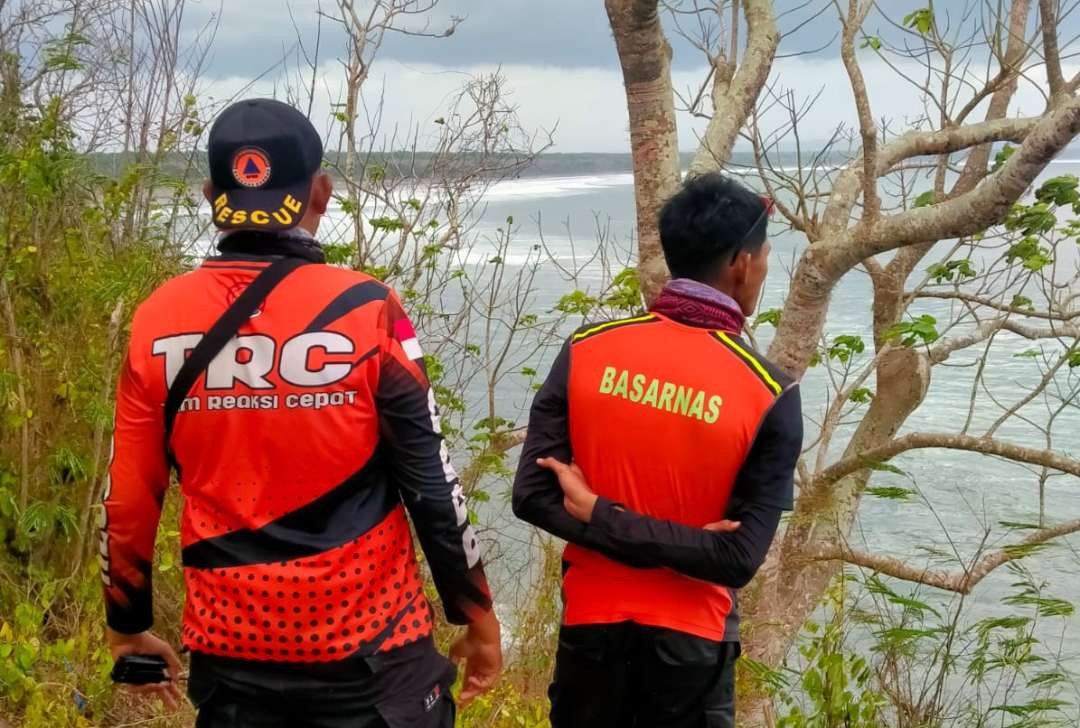 Tim SAR gabungan juga melakukan penyisiran 3 nelayan yang hilang dari sisi darat (foto: Basarnas Banyuwangi)