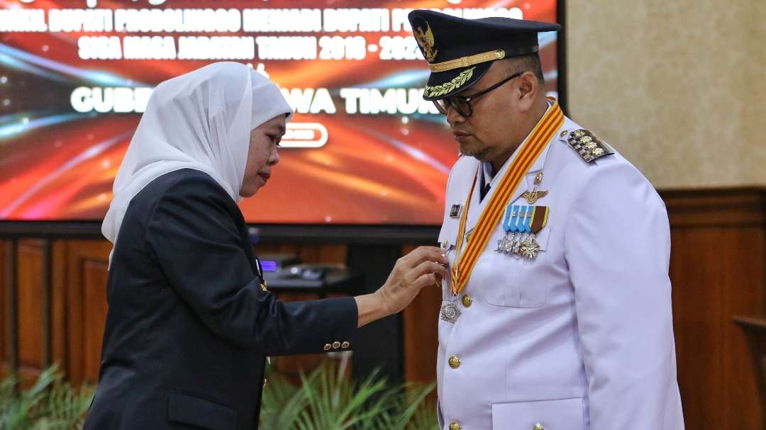 Gubernur Jatim, Khofifah Indar Parawansa (kiri) saat menyematkan tanda pangkat Bupati Probolinggo, Timbul Prihanjoko, dalam pelantikan di Gedung Negara Grahadi, Surabaya, Rabu 6 September 2023. (Foto: Fariz Yarbo/Ngopibareng.id)