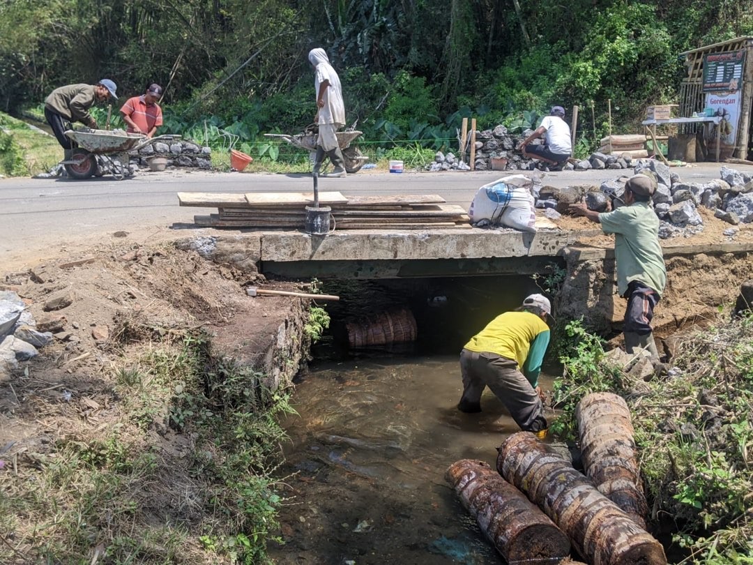 Warga membangun kembali pembatas jembatan yang dirobohkan demi soud horeg bisa masuk (Foto: Istimewa)