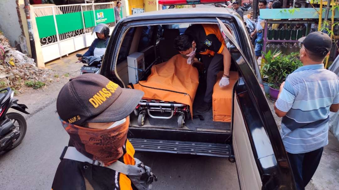 Petugas saat melakukan evakuasi anak tenggelam di Pulo Wonokromo, Surabaya, Kamis 7 September 2023. (Foto: Fariz Yarbo/Ngopibareng.id)