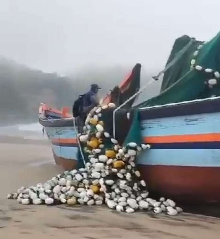 Kapal nelayan terdampar di Pantai Gayasan Blitar Rabu 6 September 2023 (Tangkapan layar/Pokmas nelayan Pantai Pangi)