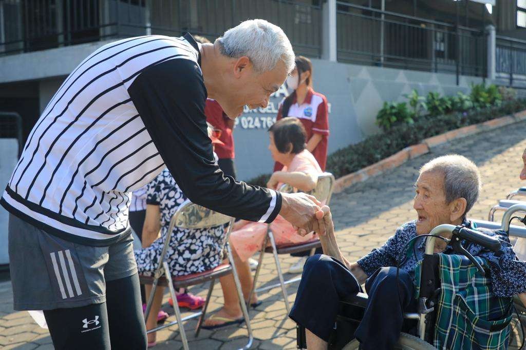 Ganjar Pranowo, mantan Gubernur Jawa Tengah menyapa para oma dan opa di Panti Wredha Omega, Semarang, Kamis 7 September 2023. (Foto: Istimewa)