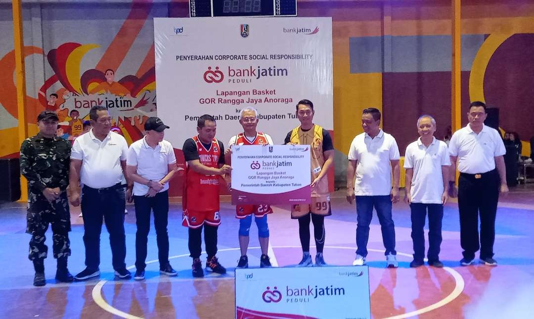 Acara penyerahan CSR lapangan basket oleh Bank Jatim kepada Bupati Tuban. (Foto: Khoirul Huda/Ngopibareng.id)