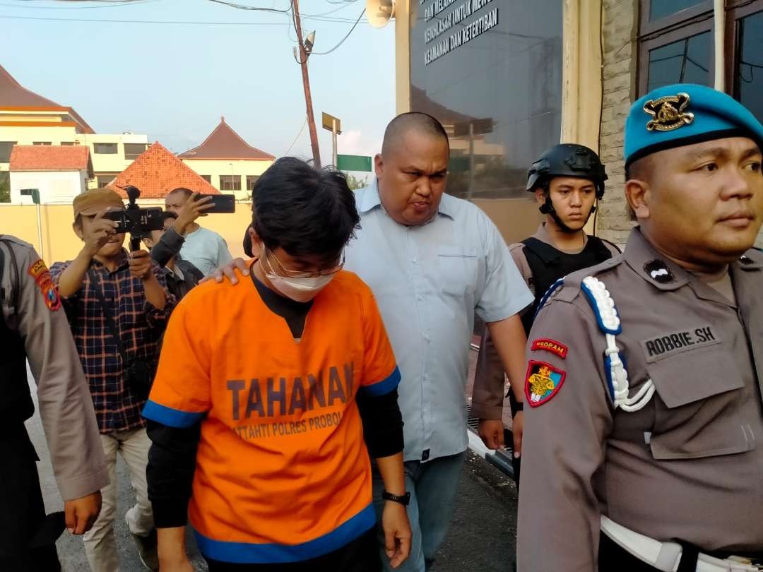 Tersangka penyebab kebakaran hutan dan lahan (karhutla) di Gunung Bromo. (Foto: Ikhsan Mahmudi/Ngopibareng.id) -Kapolres Probolinggo, AKBP Wisnu Nugraha saat menggelar pers rilis kebakaran hutan dan lahan (karhutla) di Gunung Bromo. (Foto: Ikhsan Mahmudi/Ngopibareng.id)