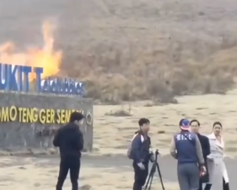 Tangkapan layar sesi foto prewedding dengan latar Blok Savana Bromo yang terbakar. (Foto: Instagram @Malangraya_info)