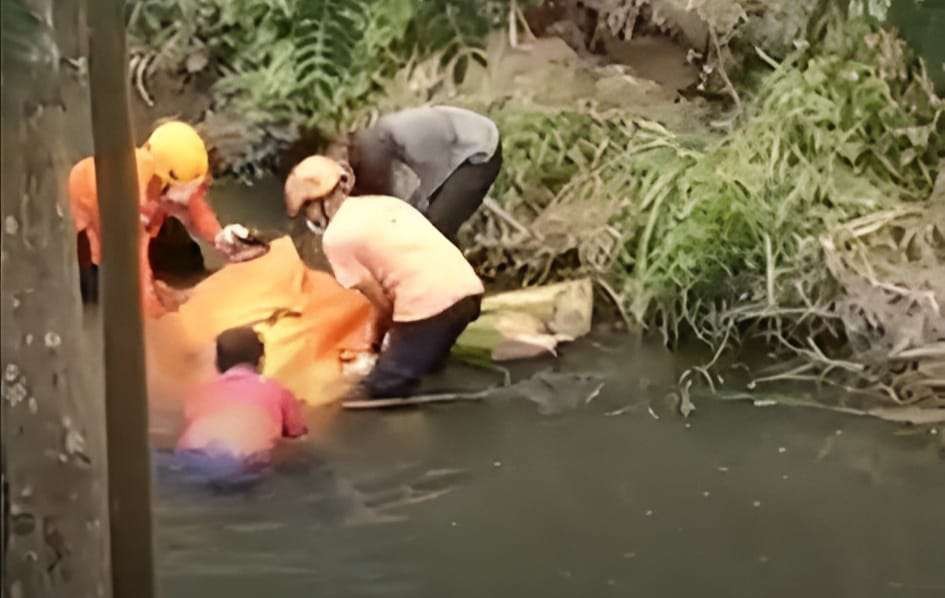 Proses evakuasi jenazah korban. (Foto: Tangkap layar video amatir)