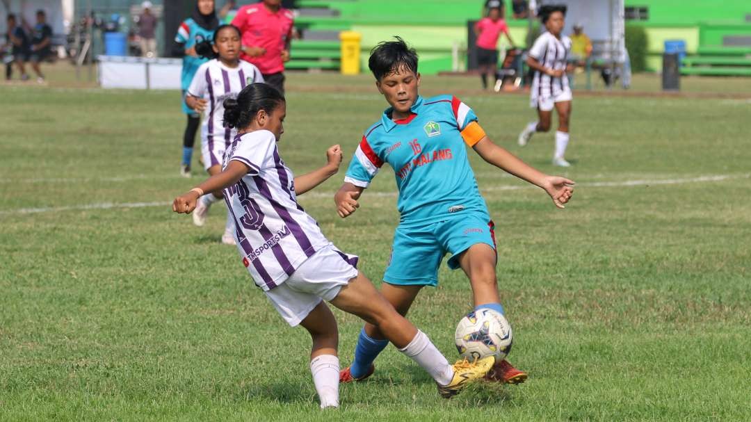 Pemain Kota Malang, Ony Audia Nesha (kanan) berebut bola dengan pemain Banyuwangi di Stadion Jenggolo, Sidoarjo, Kamis 7 September 2023. (Foto: Fariz Yarbo/Ngopibareng.id)