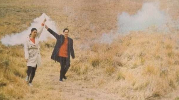 Calon pengantin laki-laki dan PMP, calon pengantin perempuan saat sesi pemotretan prewedding di Bukit Teletubbies, Gunung Bromo. (Foto: Dokumen Polres Probolinggo)