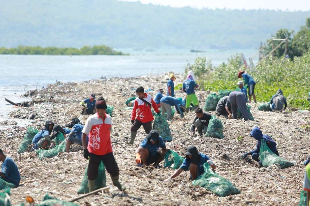 Aksi bersih sampah di Oantai Tratas Muncar, Banyuwangi (foto:Humas Pemkab Banyuwangi)