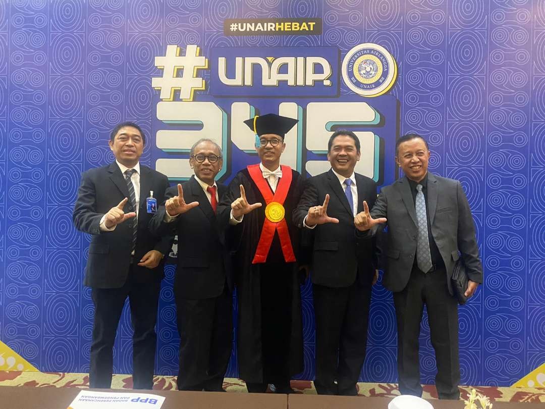 Rektor UNAIR, Prof Dr Mohammad Nasih SE MT Ak memimpin langsung pengukuhan keempat guru besar. Mereka di antaranya adalah Prof Ririn Tri Ratnasari SE MSi; Prof Dr Dra Thinni Nurul Rochmah MKes; Prof Dr Suparto Wijoyo SH MHum; dan Prof Dr Dra apt Wiwied Ekasari MSi.(Foto: Ikhsan Mahmudi/ngopibareng.id)