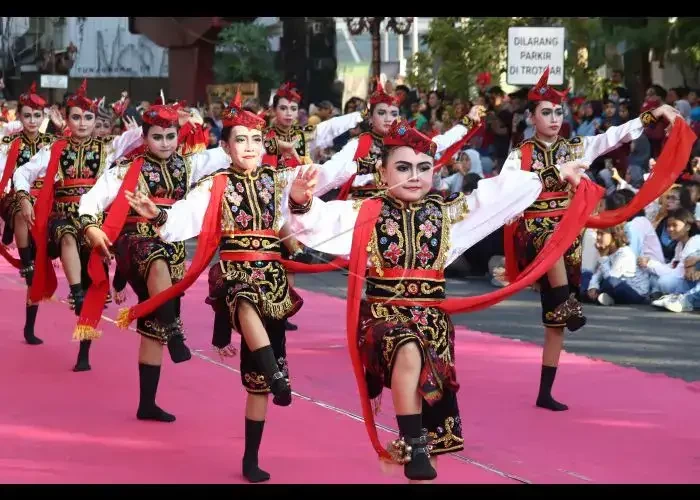 Tari Remo yang dilakukan serentak di 10 titik di Surabaya untuk pecahkan Rekor Muri. (Foto: Pita Sari/Ngopibareng.id)