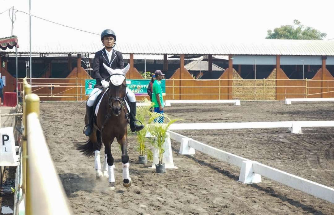 Atlet berkuda equestrian saat sedang berlaga (Foto: Aini/Ngopibareng.id)