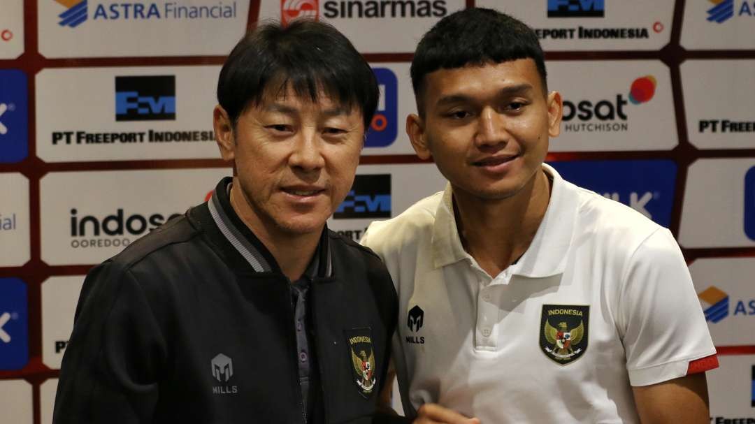 Pelatih Timnas, Shin Tae-Yong bersama pemain Dendy Sulistyawan dalam pre match press conference di Surabaya, Kamis 7 September 2023. (Foto: Fariz Yarbo/Ngopibareng.id)