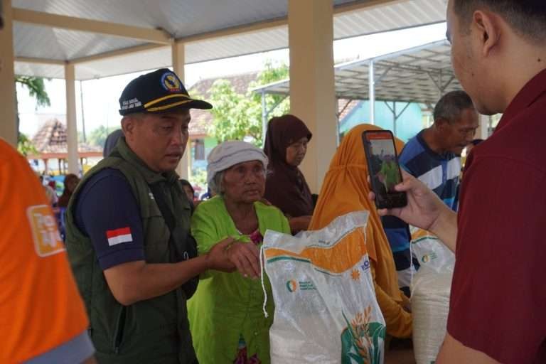 Badan Pangan Nasional menyalurkan Program Bantuan Pangan 2023 untuk 65.581 KPM yang tercatat dalam data Program Keluarga Harapan (PKH) dan Bantuan Pangan Non Tunai (BPNT) Kementerian Sosial di Kabupaten Madiun pada Jumat 14 April 2023 lalu. (Foto: dok madiunkab)