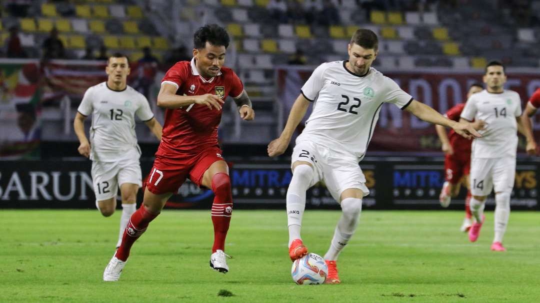 Pemain Timnas Indonesia, Saddil Ramdani (kiri) berebut bola dengan pemain Turkmenistan, Tamurkin Ilya, di Stadion Gelora Bung Tomo, Surabaya, Jumat 8 September 2023. (Foto: Fariz Yarbo/Ngopibareng.id)