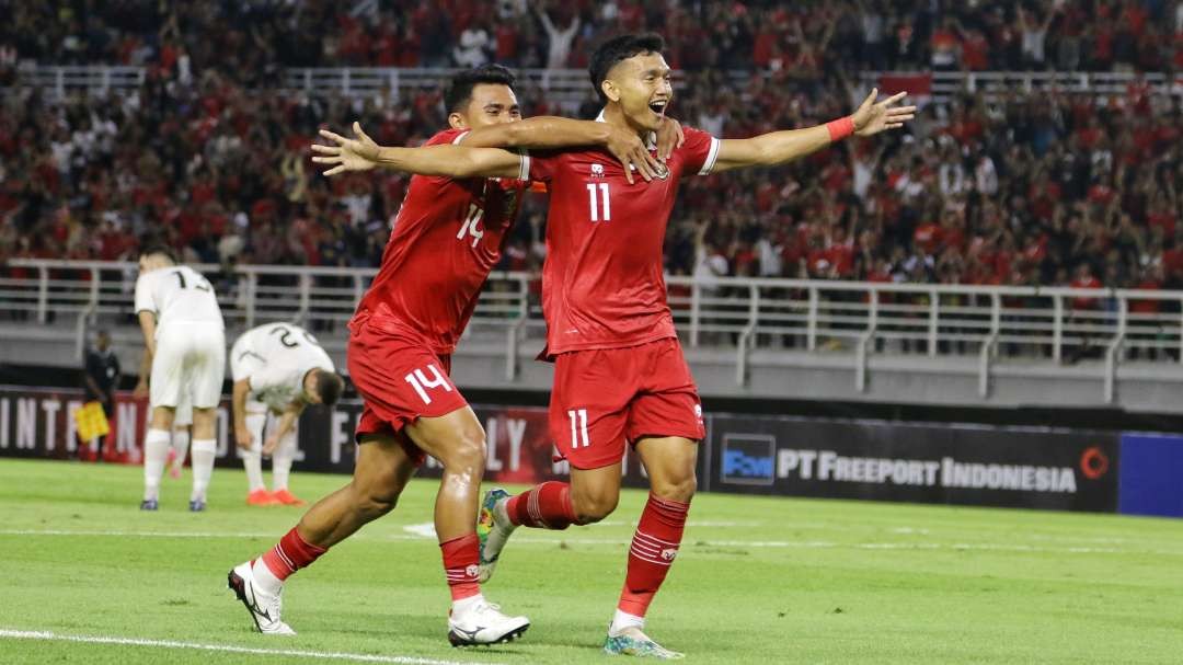 Pemain Timnas, Dendy Sulistyawan melakukan selebrasi usai golnya ke gawang Turkmenistan di Stadion Gelora Bung Tomo, Surabaya, Jumat 8 September 2023. (Foto: Fariz Yarbo/Ngopibareng.id)