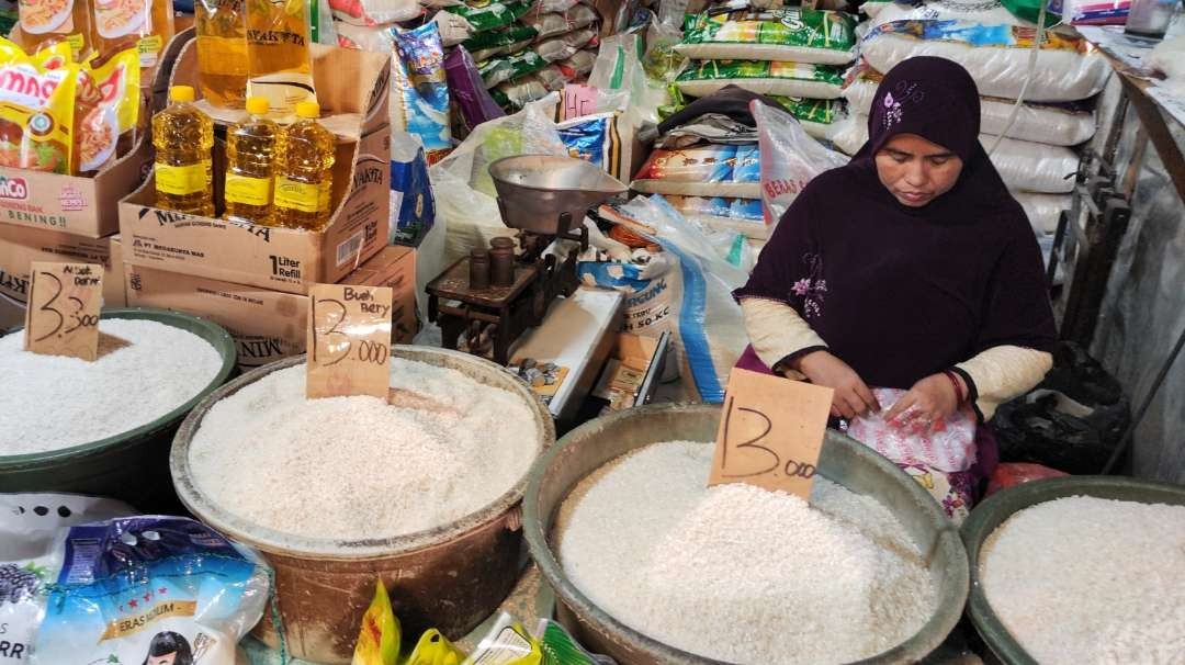 Seorang pedagang penjual beras di Pasar Pucang, Surabaya, Jumat, 8 September 2023. (Foto: Fariz Yarbo/Ngopibareng.id)