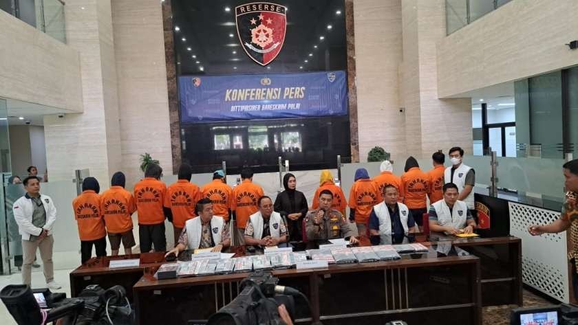 Wadirtipidsiber Bareskrim Polri Kombes Pol Dany Kustoni dan tim dari Tim Direktorat Tindak Pidana Siber (Dittipidsiber) Bareskrim Polri saat jumpa pers di Mabes Polri Jumat 8 September 2023. (Foto: dok. polri)