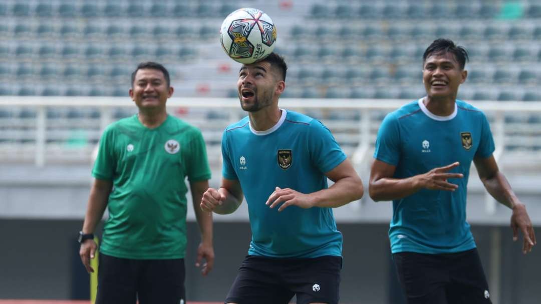 Pemain Timnas Indonesia, Sandy Walsh saat latihan di Stadion Gelora Bung Tomo, Surabaya. (Foto: Fariz Yarbo/Ngopibareng.id)