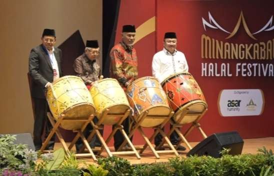 Wakil Presiden (Wapres) KH Ma’ruf Amin ketika meresmikan Pembukaan “Minangkabau Halal Festival” dengan memukul gendang. (Foto: BPMI Setwapres)