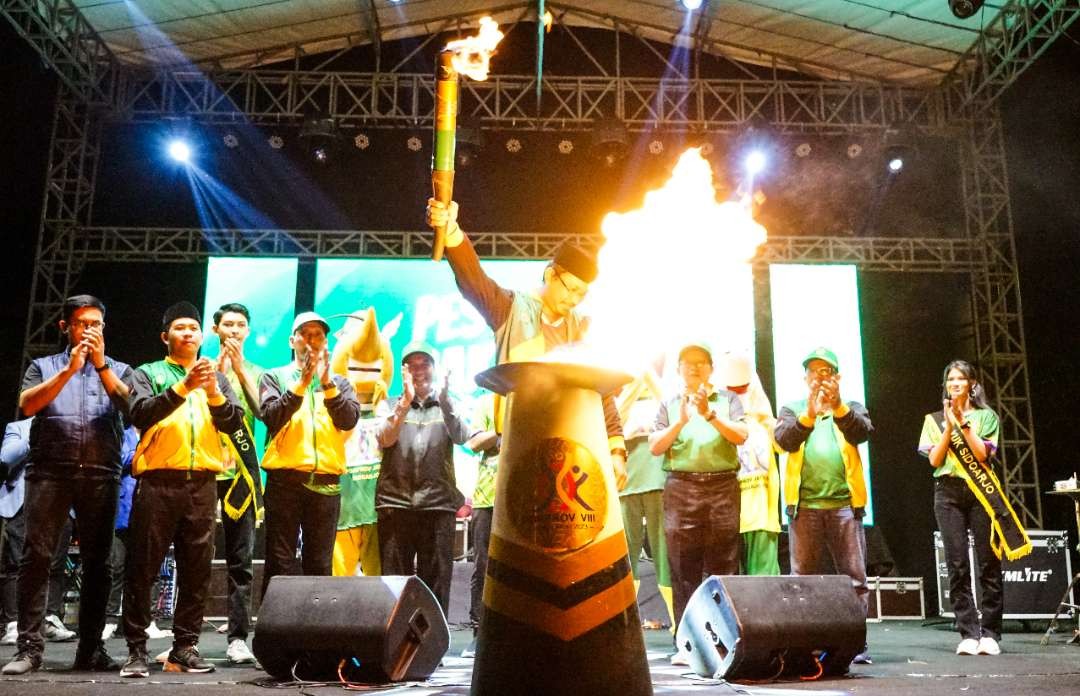 Bupati Sidoarjo saat menyalakan api Porprov di Alun-Alun Sidoarjo. (Foto: Aini Arifin/Ngopibareng.id)