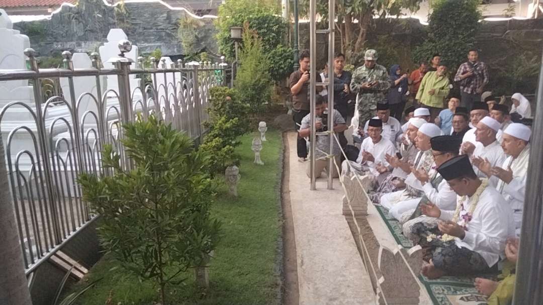 Pasangan Anies Baswedan dan Muhaimin Iskandar saat mengikuti ziarah di makam Sunan Ampel, Surabaya, Sabtu 9 September 2023. (Foto: Fariz Yarbo/Ngopibareng.id)