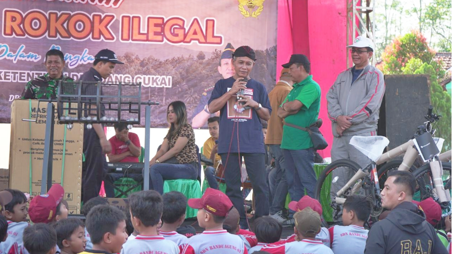 Ribuan warga Kecamatan Randuagung memadati Lapangan Desa Randuagung untuk memeriahkan kegiatan Jalan Santai Gempur Rokok Ilegal. (Foto: Kominfo Lumajang)