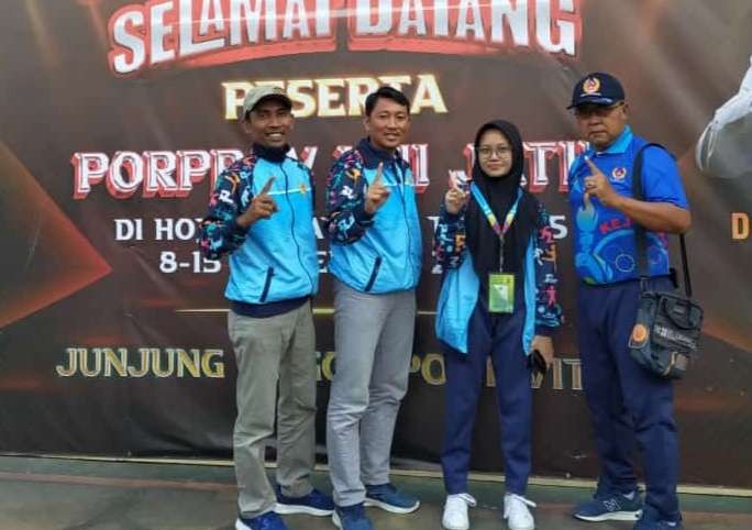 Kamila Hildi bersama tim monev KONI Lamongan setelah raih juara (foto :Istimewa)