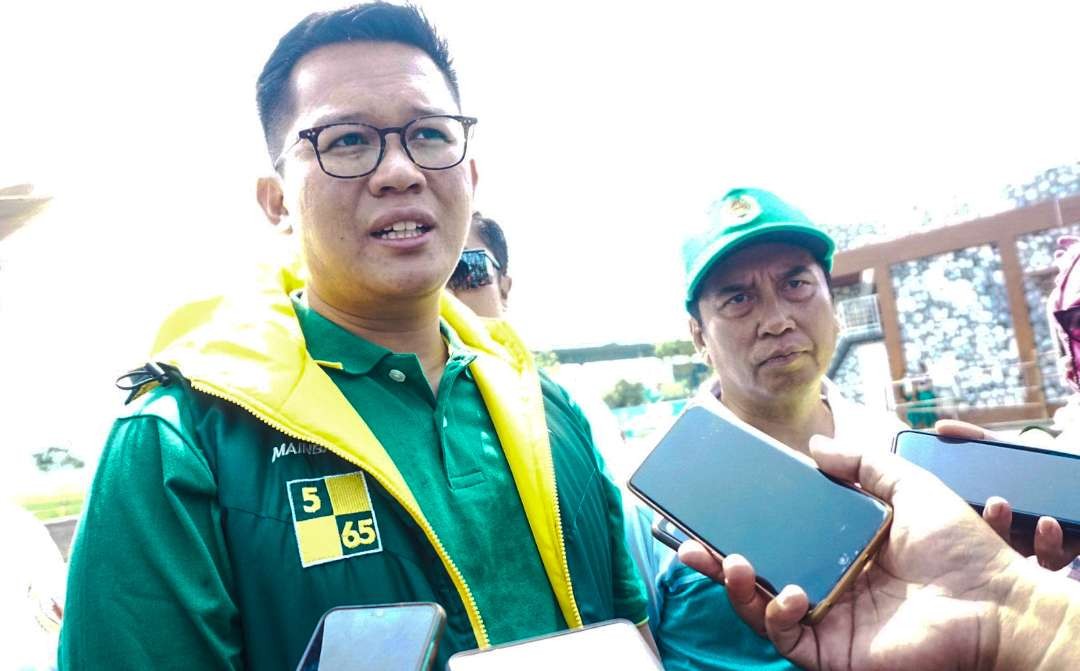 Ketua Pengurus Besar PB Porprov Jatim VIII 2023 Ali Afandi bersama Ketua KONI Sidoarjo Frangki Effendi. (Foto : Aini/Ngopibareng.id)