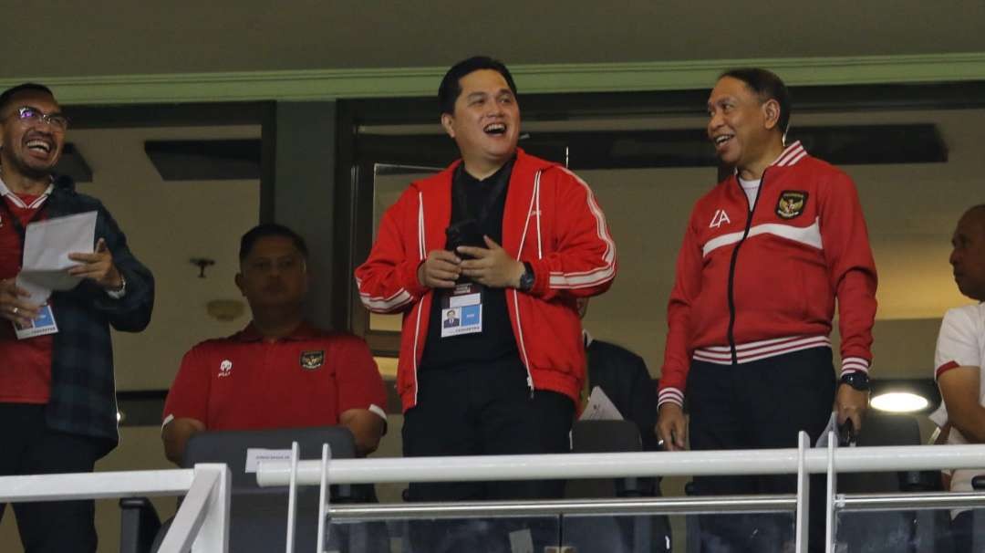 Ketua PSSI, Erick Thohir (tengah) saat menyaksikan laga Timnas melawan Turkmenistan di Stadion Gelora Bung Tomo, Surabaya, Jumat 8 September 2023 malam. (Foto: Fariz Yarbo/Ngopibareng.id)