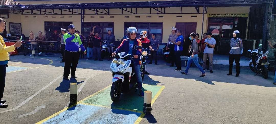 Polres Kediri Kota gandeng komunitas dan media gelar lomba ujian praktik SIM. (Foto: Fendi Lesmana/Ngopibareng.id)