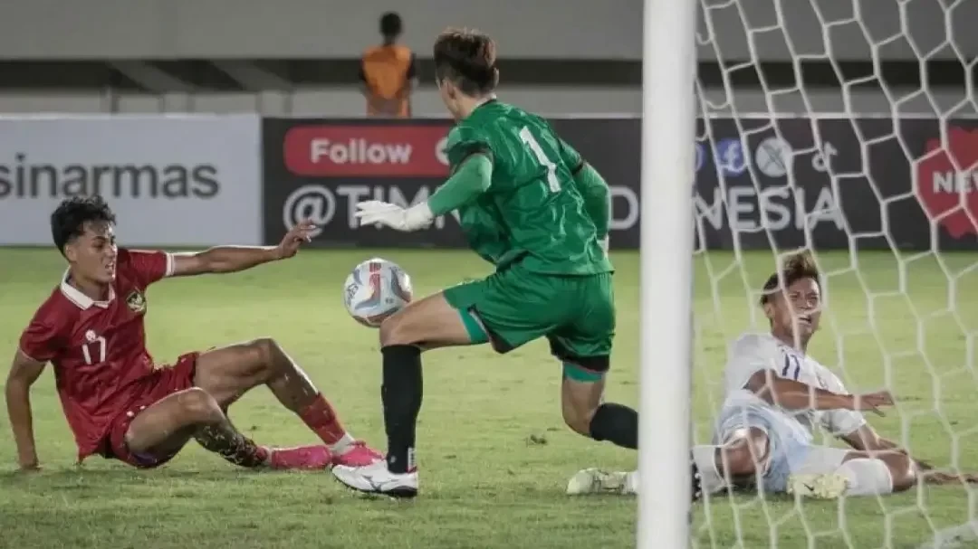 Pesepak bola Timnas Indonesia Rafael William Struick (kiri) berebut bola dengan penjaga gawang Chinese Taipei Chang Hsiang Chun (kanan) pada pertandingan grup K kualifikasi Piala Asia U-23 AFC 2023 di Stadion Manahan, Solo, Jawa Tengah. (Foto: Ant)