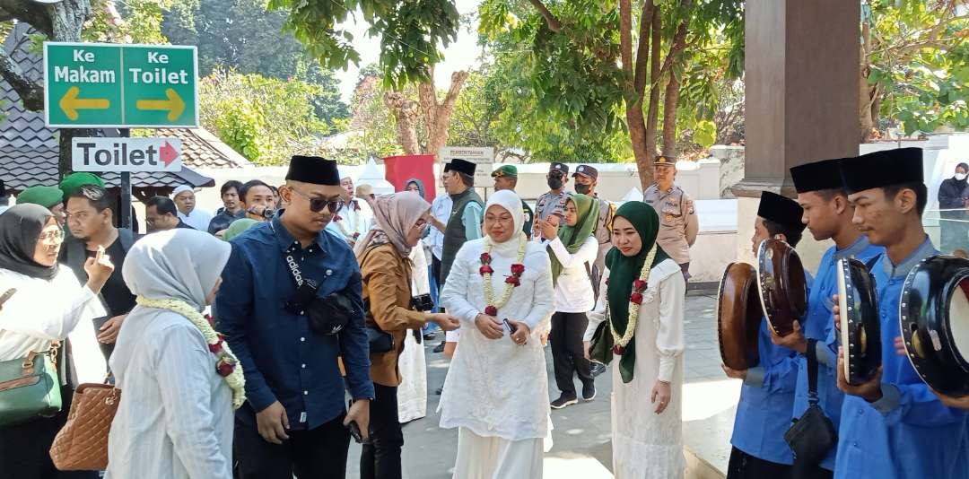 Rombongan Tour De Wali Songo usai ziarah di makam Sunan Bonang Tuban (Foto: Khoirul Huda/Ngopibareng.id)