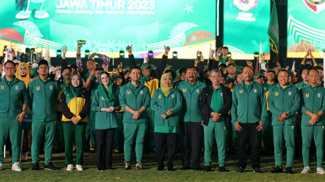 Gubernur Jatim, Khofifah Indar Parawansa (tengah) dengan sejumlah pejabat berfoto dengan peserta Porprov Jatim VIII 2023 di Stadion Gelora Delta, Sidoarjo, Sabtu 9 September 2023. (Foto: Fariz Yarbo/Ngopibareng.id)