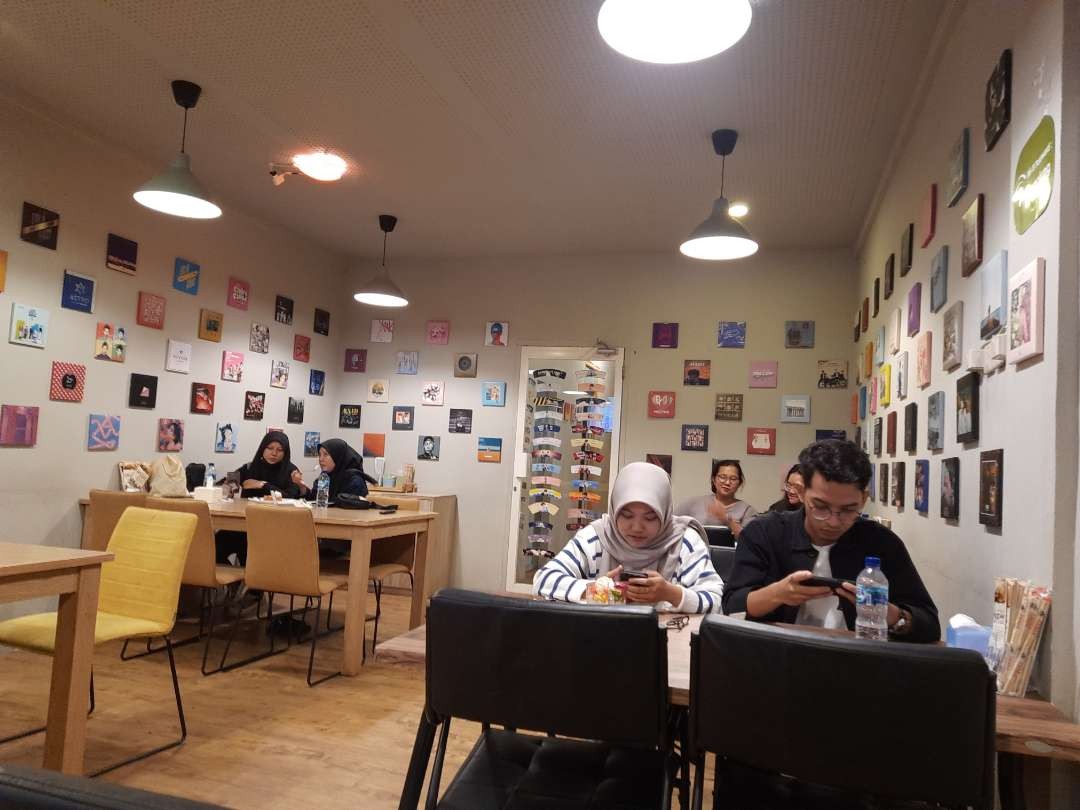 Cafe Jalan Korea di Jalan Jemursari ini tempat nongkrong favorit para pecinta K-Pop. (Foto: Abinawa/Ngopibareng.id)