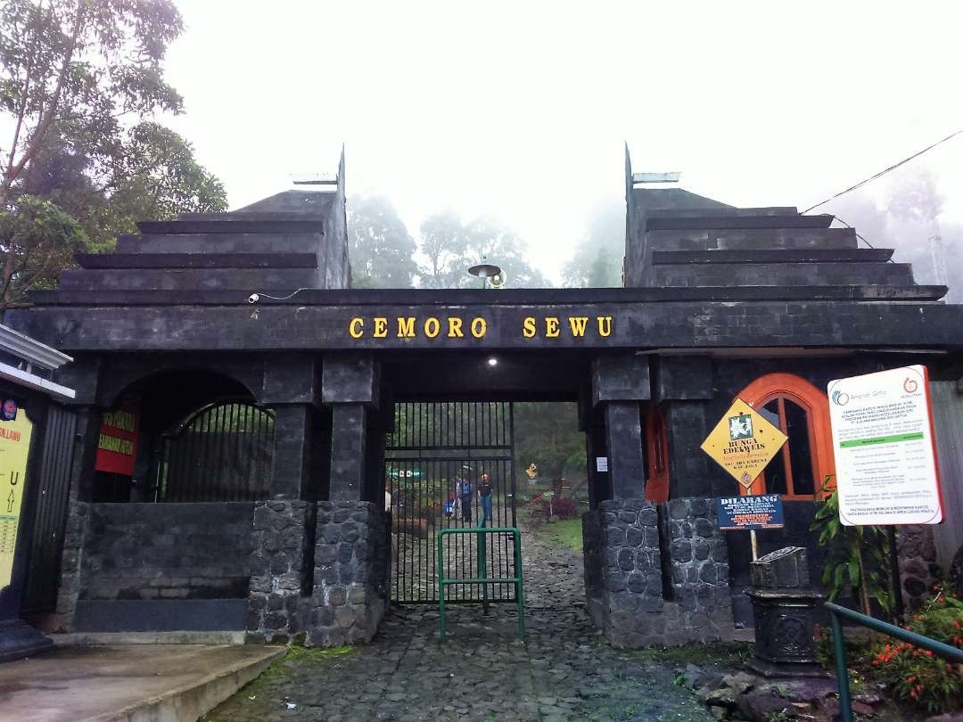 Pintu gerbang Cemoro Sewu ditutup sementara untuk menghindari kebakaran seperti daerah wisata lainnya. (Foto: ngancar.magetan.go.id)